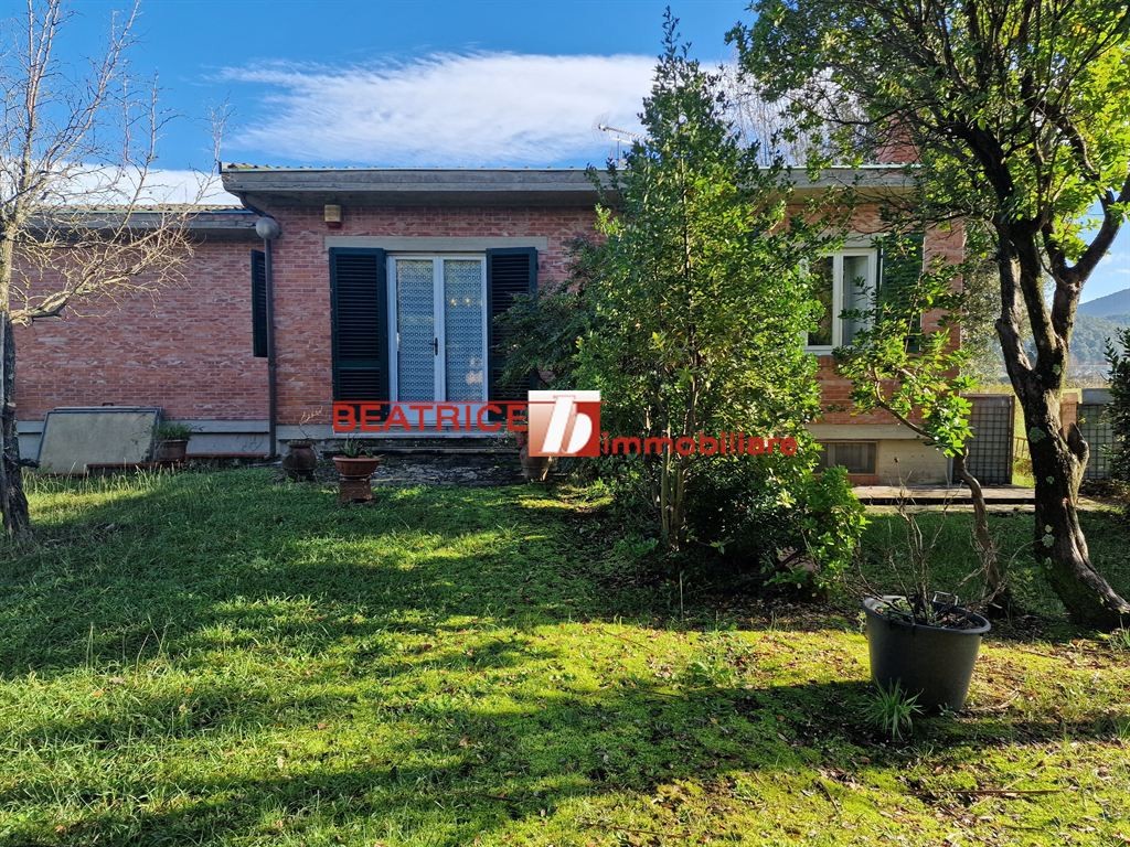 ANCHE PER 2 FAMIGLIE - VILLA SU 1 PIANO OLTRE AD AMPI LOCALI ACCESSORI E GIARDINO