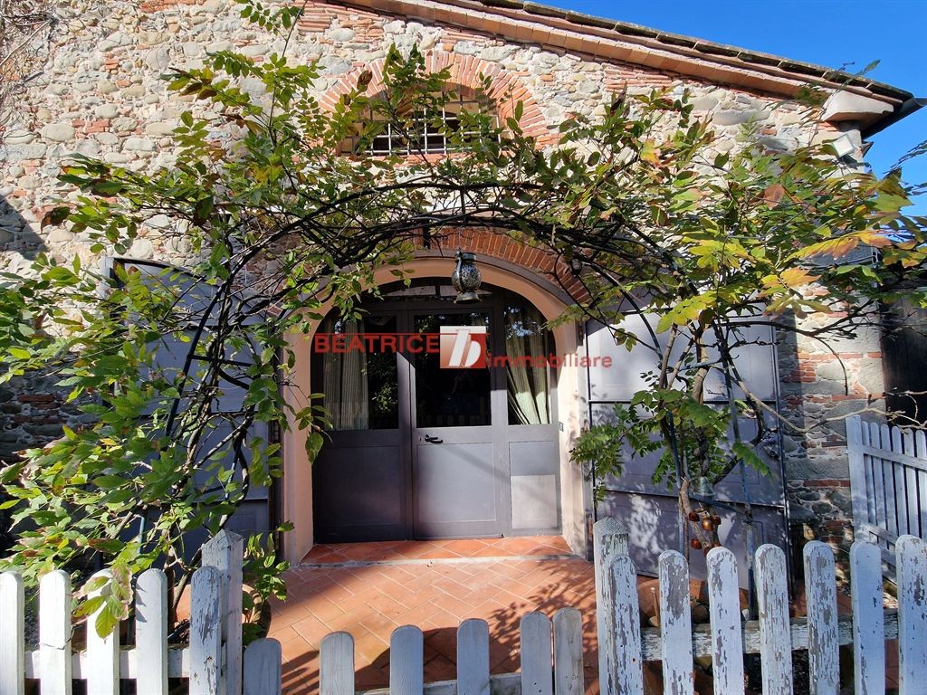 PORZIONE DI RUSTICO CON TERRENO